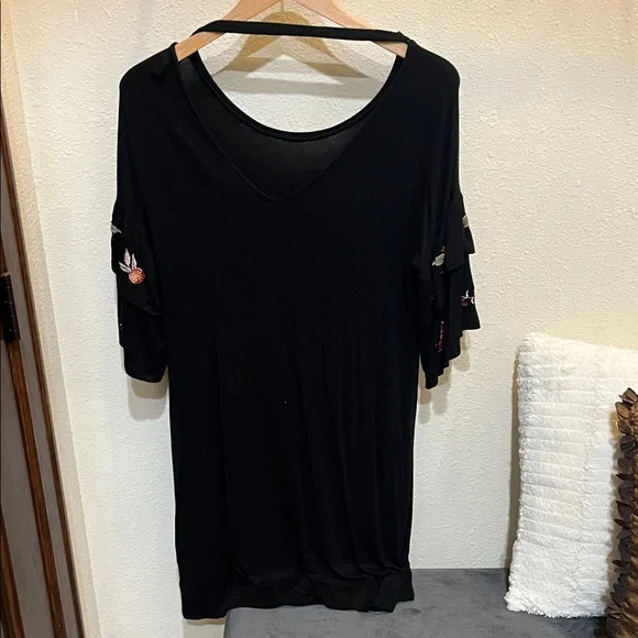 Alya Black Dress with Embroidery from Francesca’s. - Picture 5 of 7